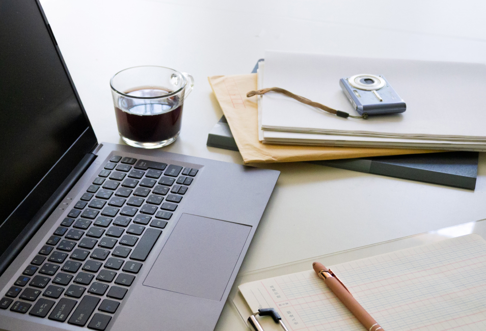 ノートパソコンと書類が整理されたデスクの様子